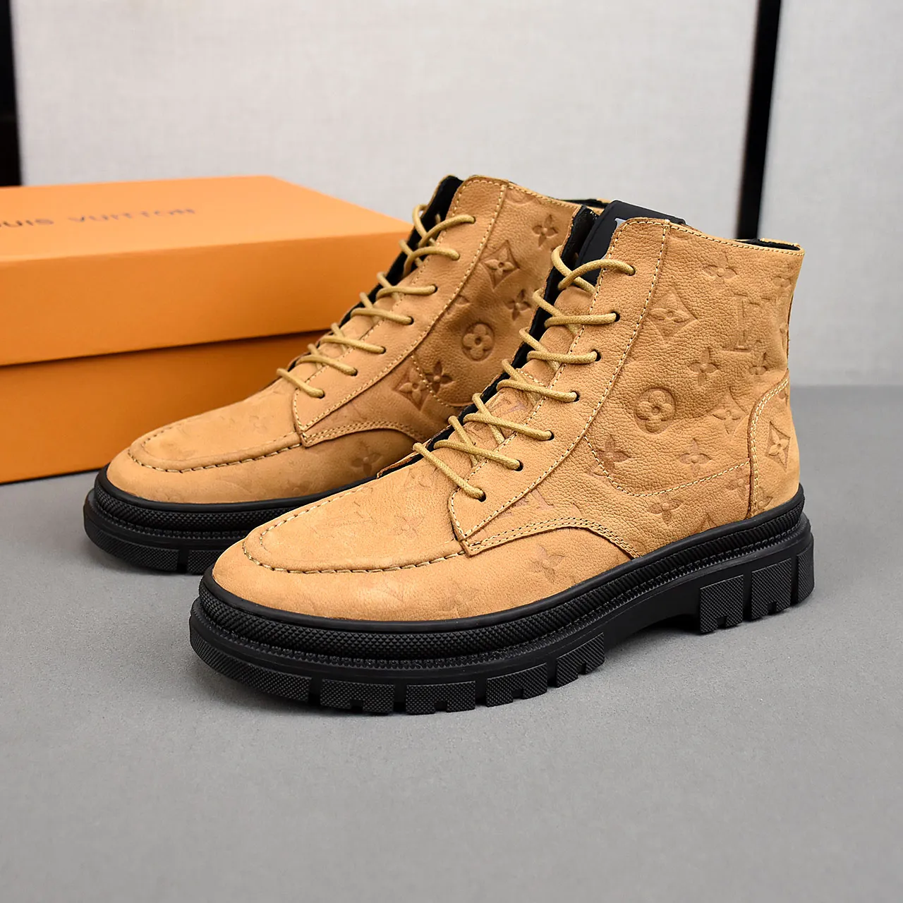 PP leather 240 gross 260👟👟👟LOUIS VUITTON LV donkey brand new thick-soled lace-up big-toe shoes men's casual shoes high-top short boots. These boots are made of waterproof nubuck to create a lightweight and comfortable shoe body. The trendy attitude of being both strong and soft makes it an everyday choice. ✔Upper: imported nubuck leather ✔Lining: sheepskin or wool ✔Outsole: molded outsole Size: 38-44